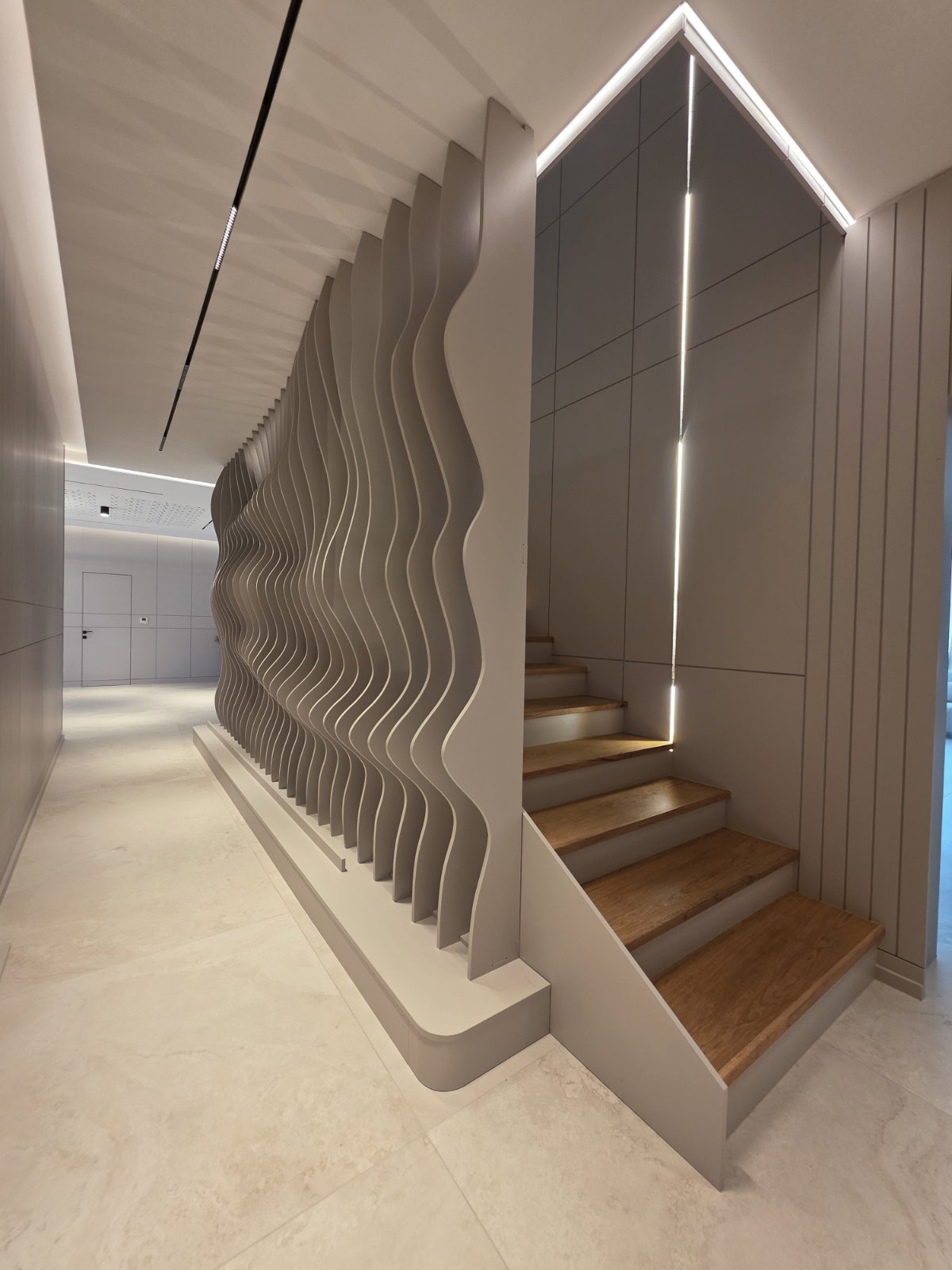 Скулптурна дървена стена в реализиран интериор на Deluxe Interior