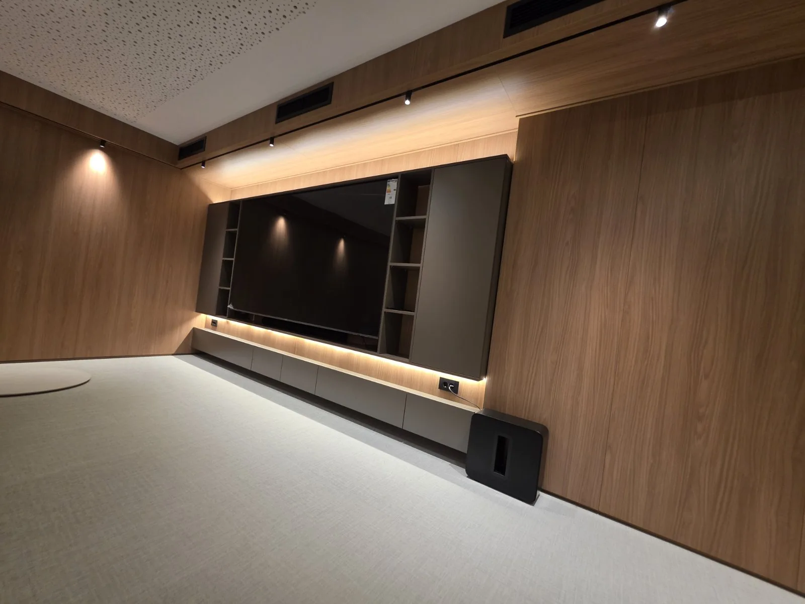 Кухня и корпусни мебели по поръчка от Deluxe Interior